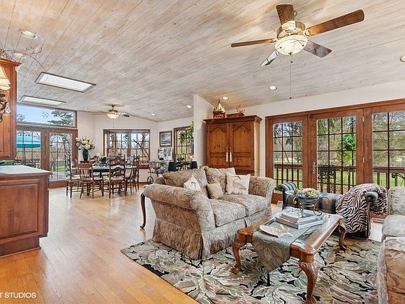 4th image of 13 University Cir