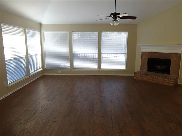 1220 Ridgeway Dr — Photo 2
