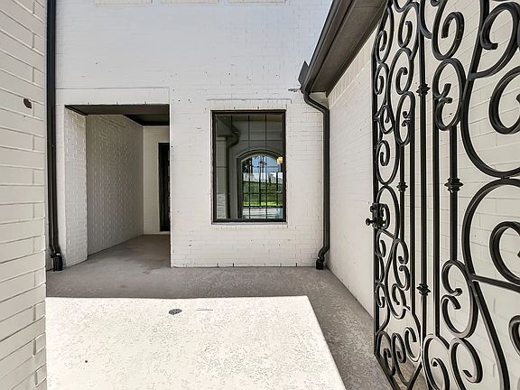 Homesite 3330 courtyard