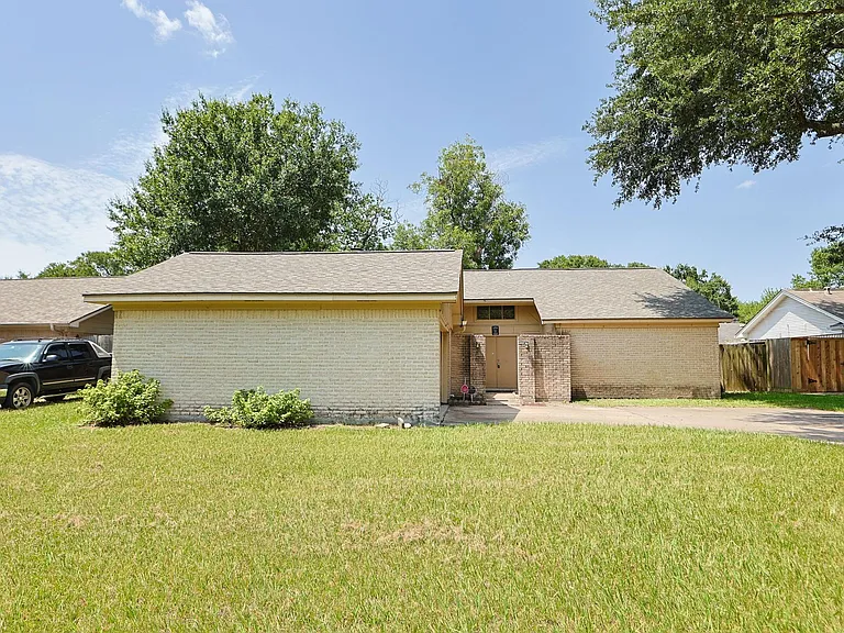 22318 Fincastle Dr — Photo 3