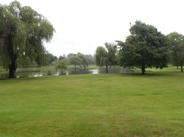 345 Park Hill Dr, Pewaukee, WI 53072
