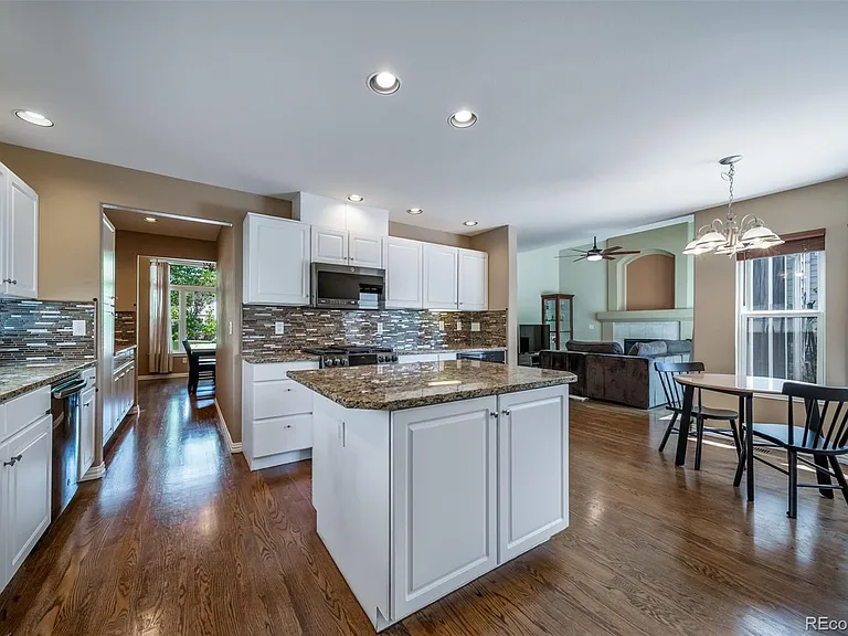1011 S Valentia St #81 — Photo 17
