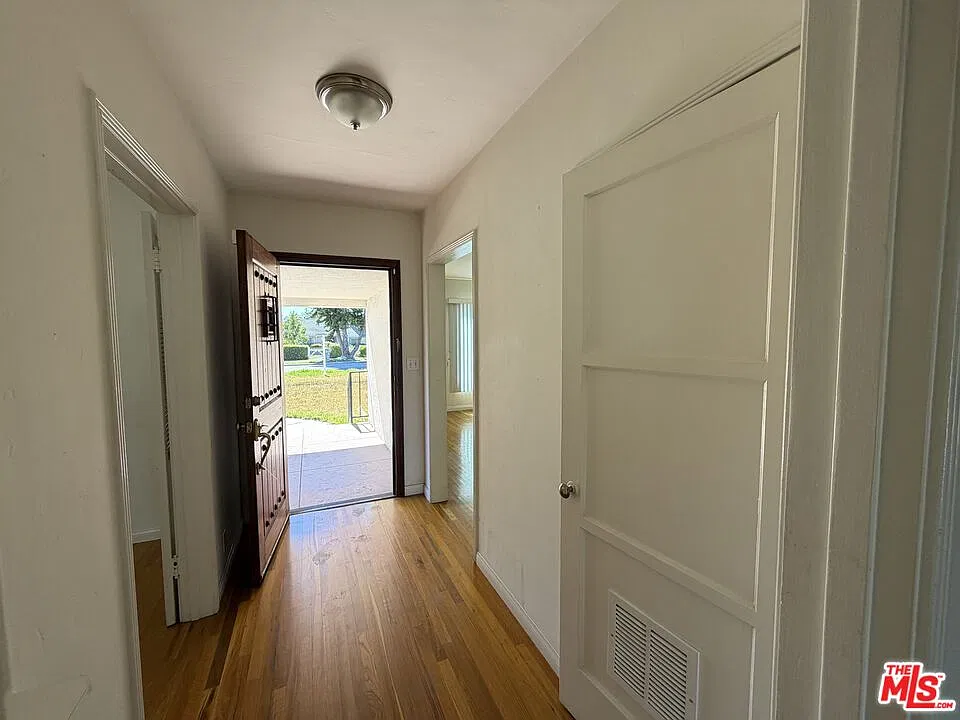 2 bed, 1.0 bath, 1166 sqft, $3,000 — Photo 2