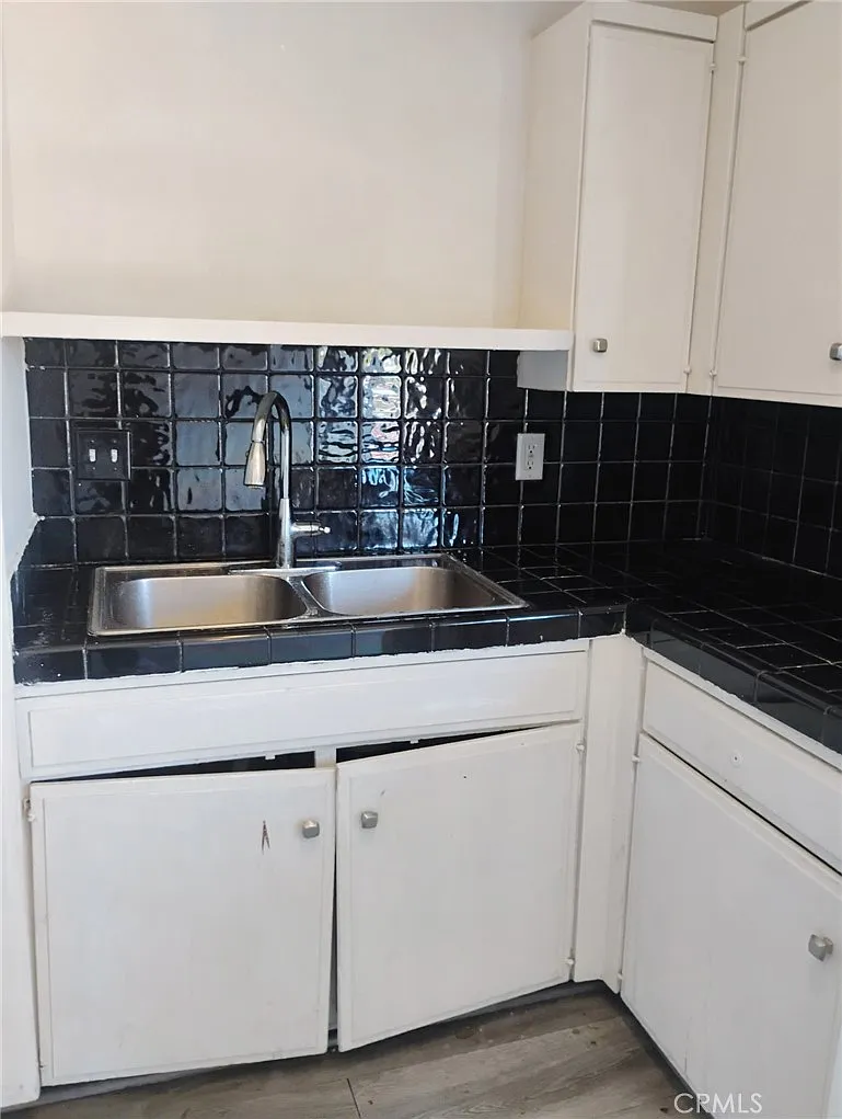 2 bed, 900 sqft, $2,100 — Photo 2