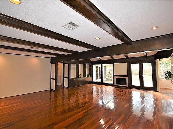 5th image of 8011 Meadowvale Dr