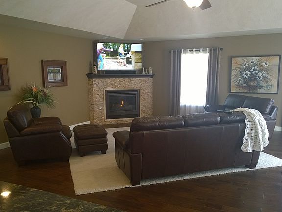 4th image of 387 S Lake Dr
