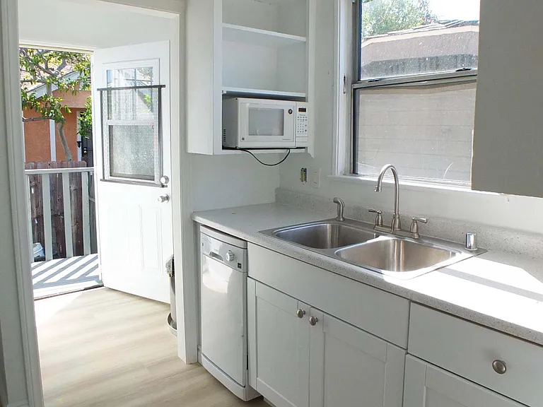 224 S Grand Ave — Photo 12