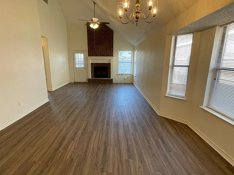 923 Simon Dr — Photo 4