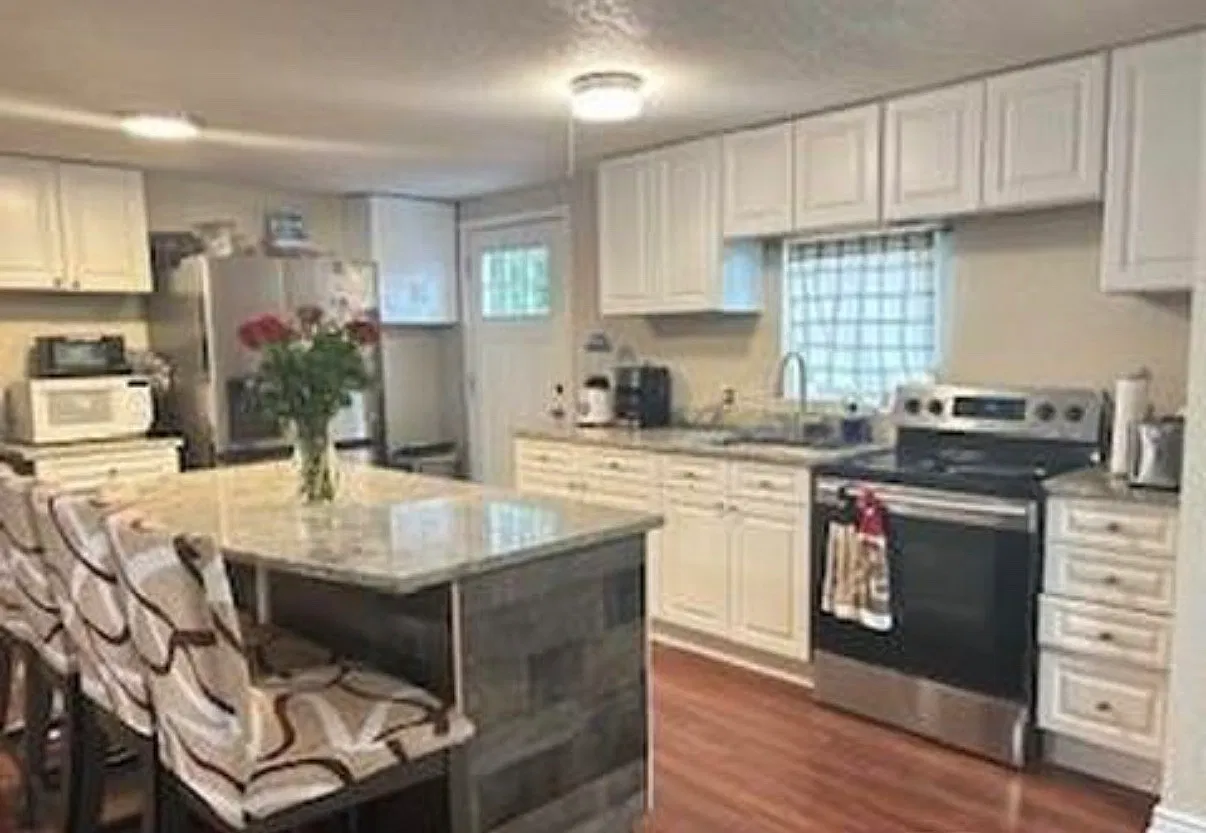 3 bed, 1200 sqft, $3,300 — Photo 2
