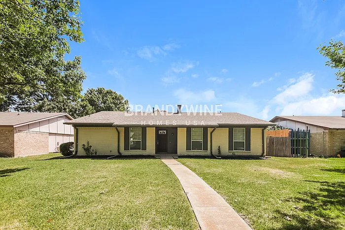 1821 Whiteoak Dr — Photo 2