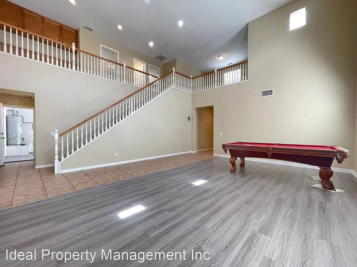 4 bed, 2809 sqft, $3,700 — Photo 3