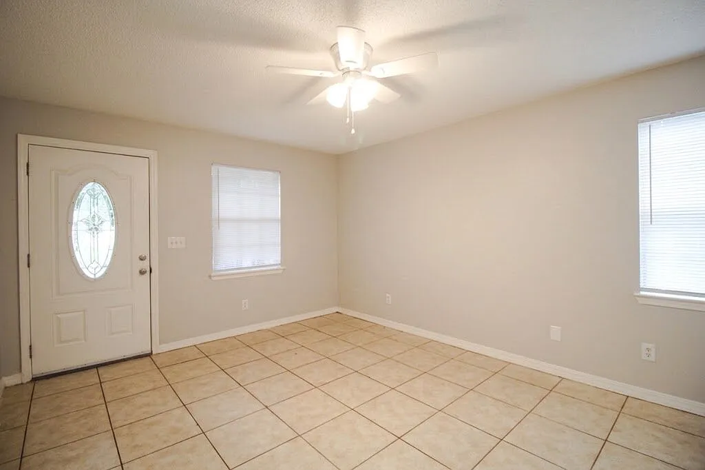 2 bed, 2.0 bath, 902 sqft, $1,125 — Photo 3