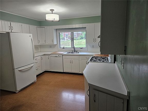 5th image of 320 Scott Ave