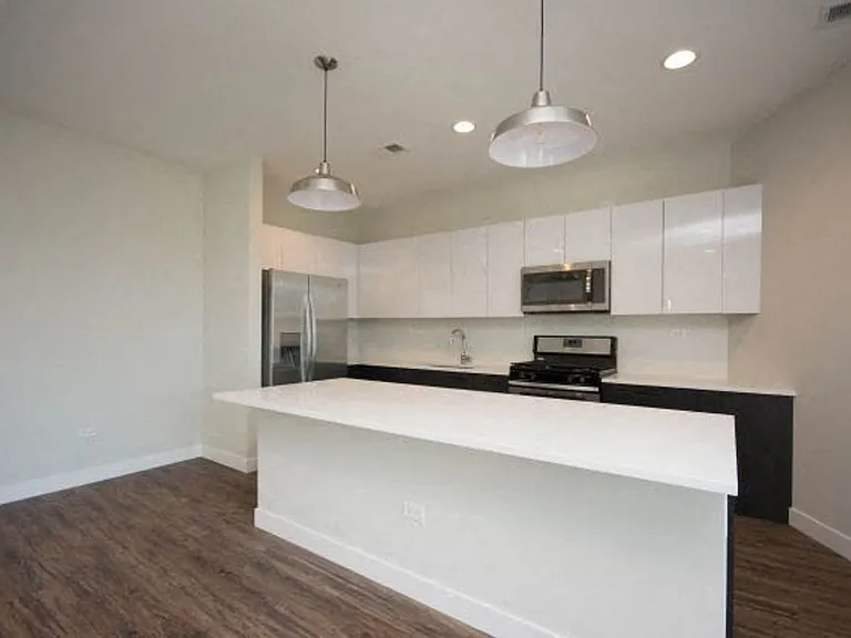 1045 W Cornelia — Photo 18