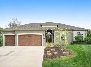 7917 Sunset Dr, Parkville, MO 64152