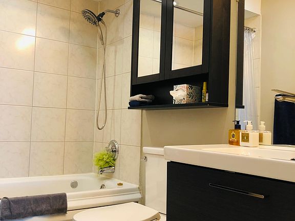 Primary Bedroom En-suite Bath