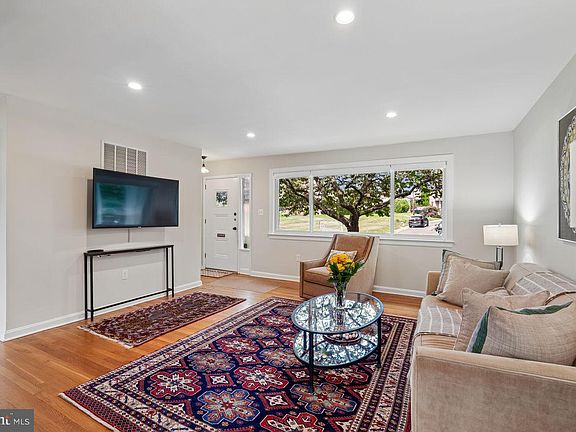 4th image of 8429 Farrell Dr