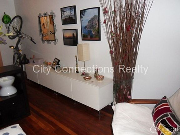 5th image of 312 E 42nd St #1602