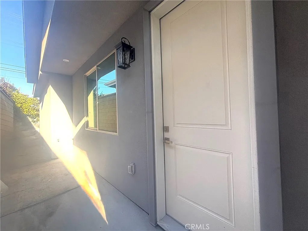 2 bed, 864 sqft, $3,400 — Photo 2