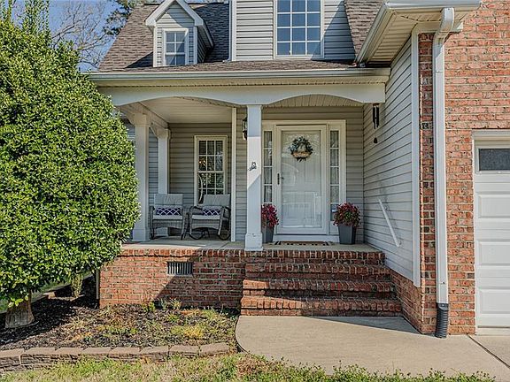 3rd image of 611 Pebble Dr