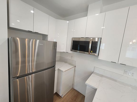 4th image of 10940 Oxnard St #10942-1/2