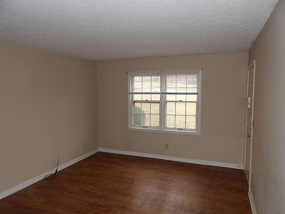 3rd image of 102 Woodhill Ln APT 2