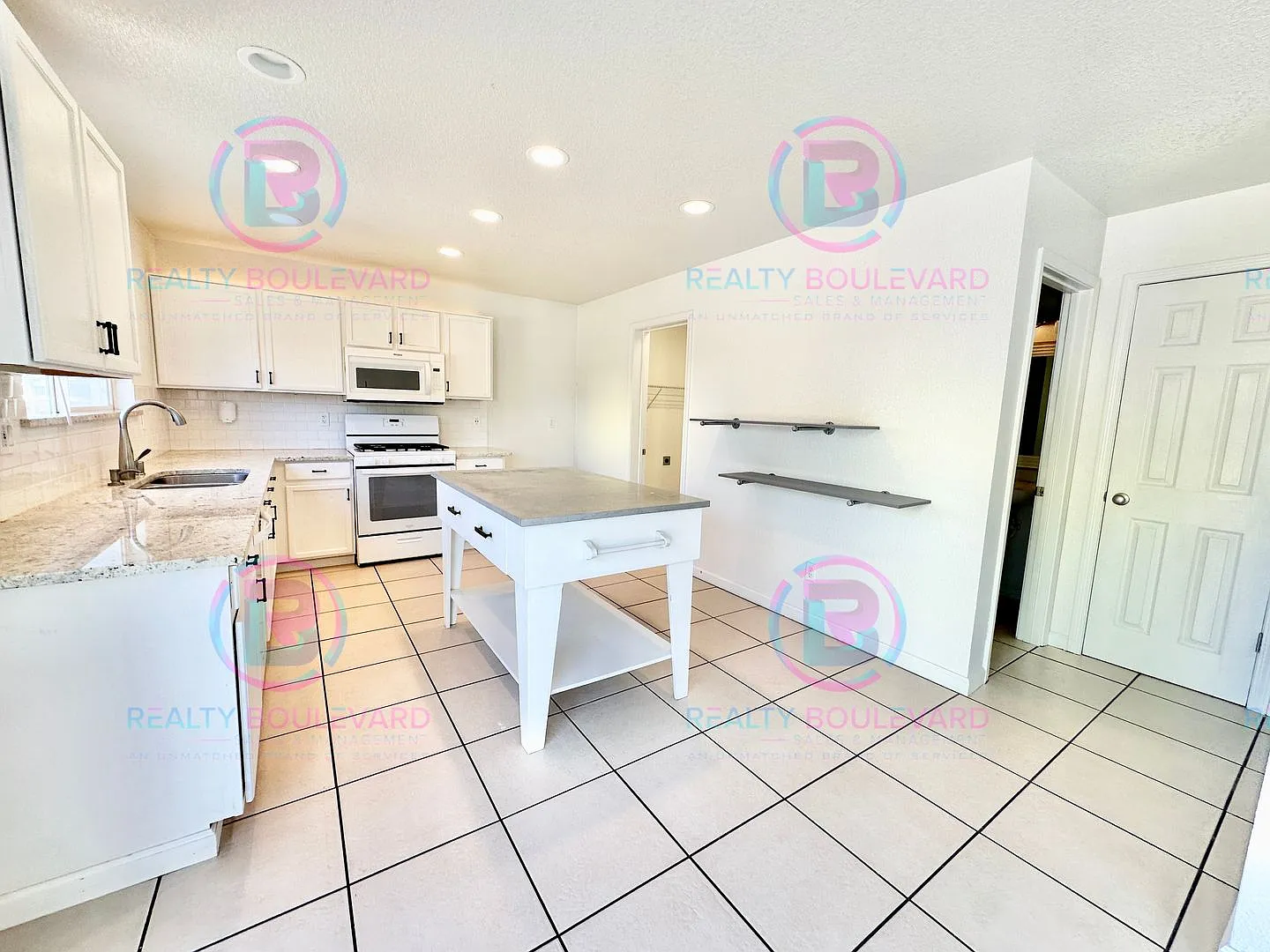 Gorgeous 4BR Home with Granite Counters, Open-Concept Living & 2 car garage — Photo 2
