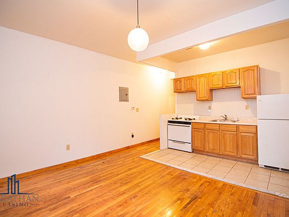 2nd image of 10 Claver Pl #2C2