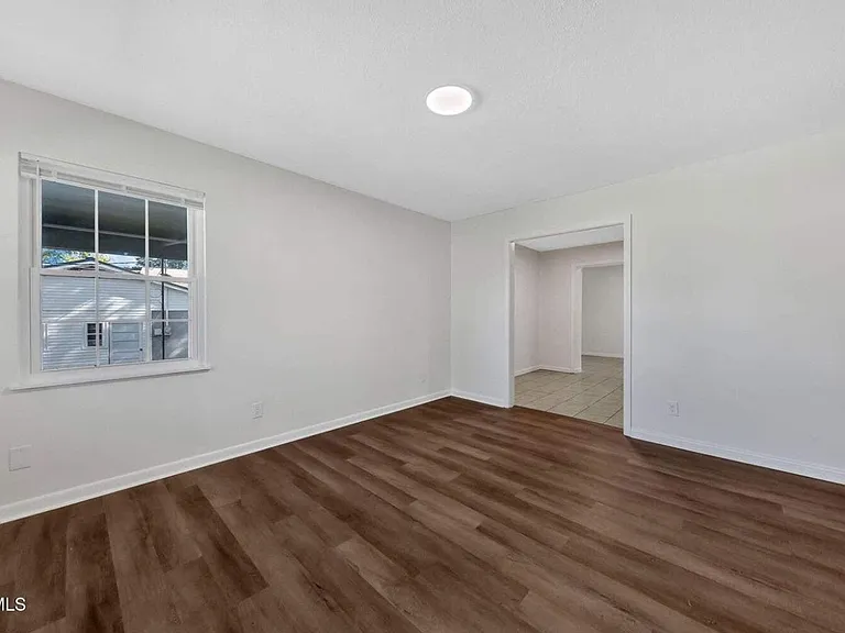 528 Parrish Ln — Photo 2