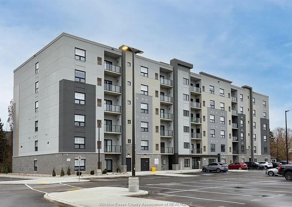 224 Main St E #401