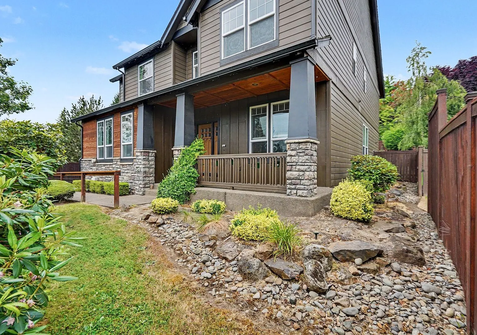 Spacious Five Bedroom Home in the Hills of West Salem — Photo 1