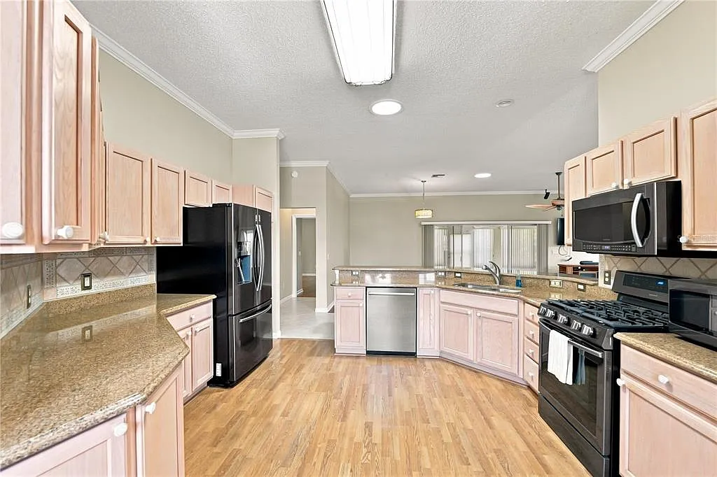 3 bed, 2.0 bath, 1884 sqft, $2,500 — Photo 4