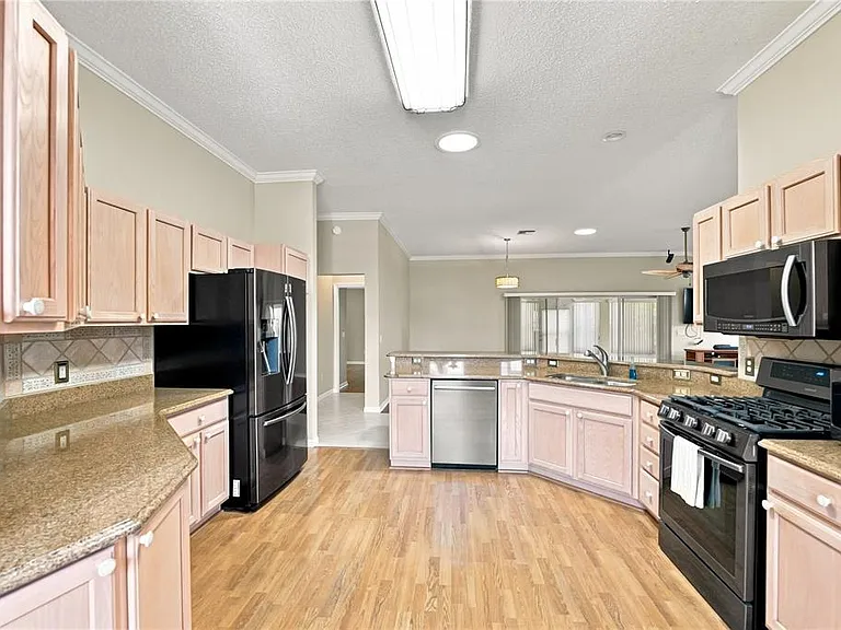 1304 De La Garza Pl — Photo 4