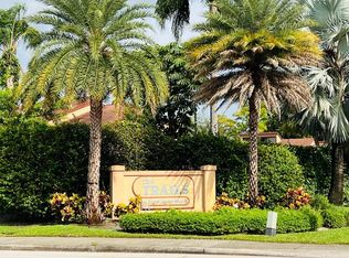 206 Lakeview Dr E, Royal Palm Beach, FL 33411