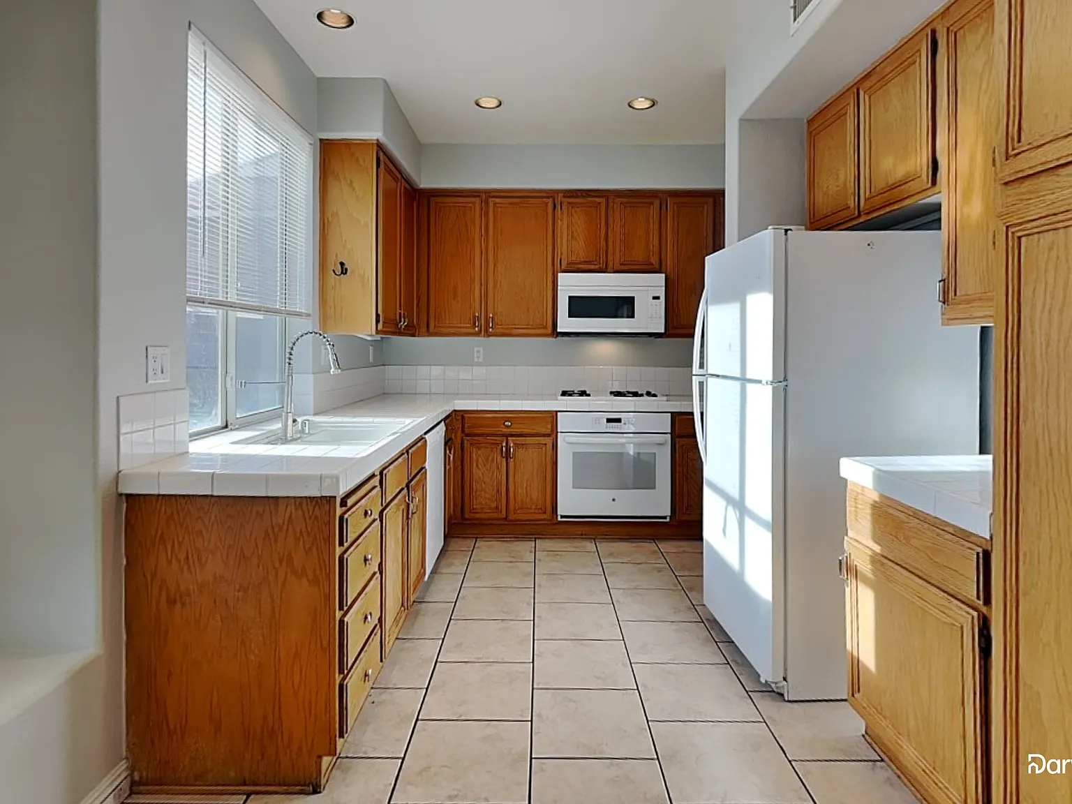 5 bed, 3.0 bath, 2140 sqft, $2,975 — Photo 2