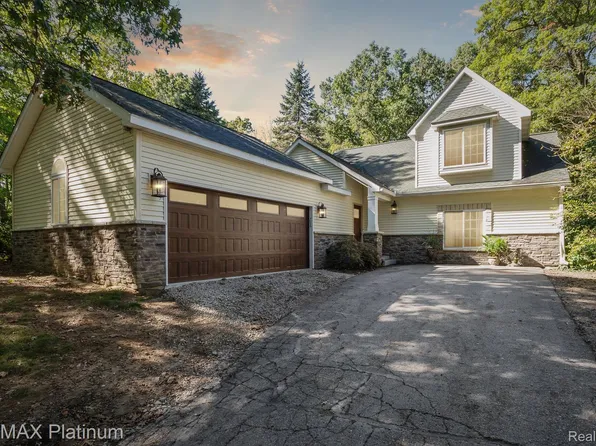 4160 Link Dr, Brighton, MI 48114