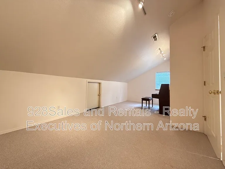 1808 W University Ave — Photo 13