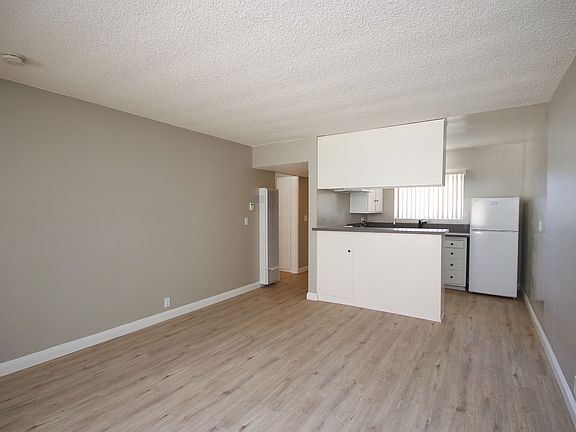 4th image of 976 E Villa St APT 10