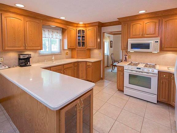 4th image of 26710 Waterbury Cir