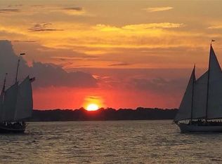 25 Algonquin Dr, Middletown, RI 02842