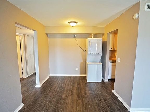 3rd image of 921 NE 12th St APT 10