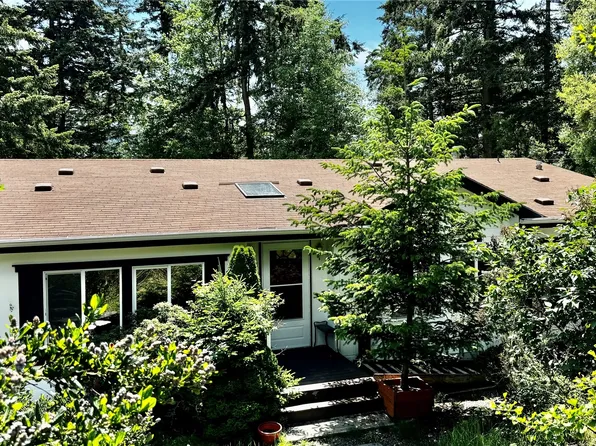 820 Delphinium Drive, Greenbank, WA 98253