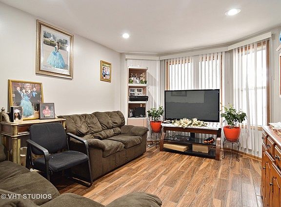 2nd image of 3534 W Melrose St Floor 1