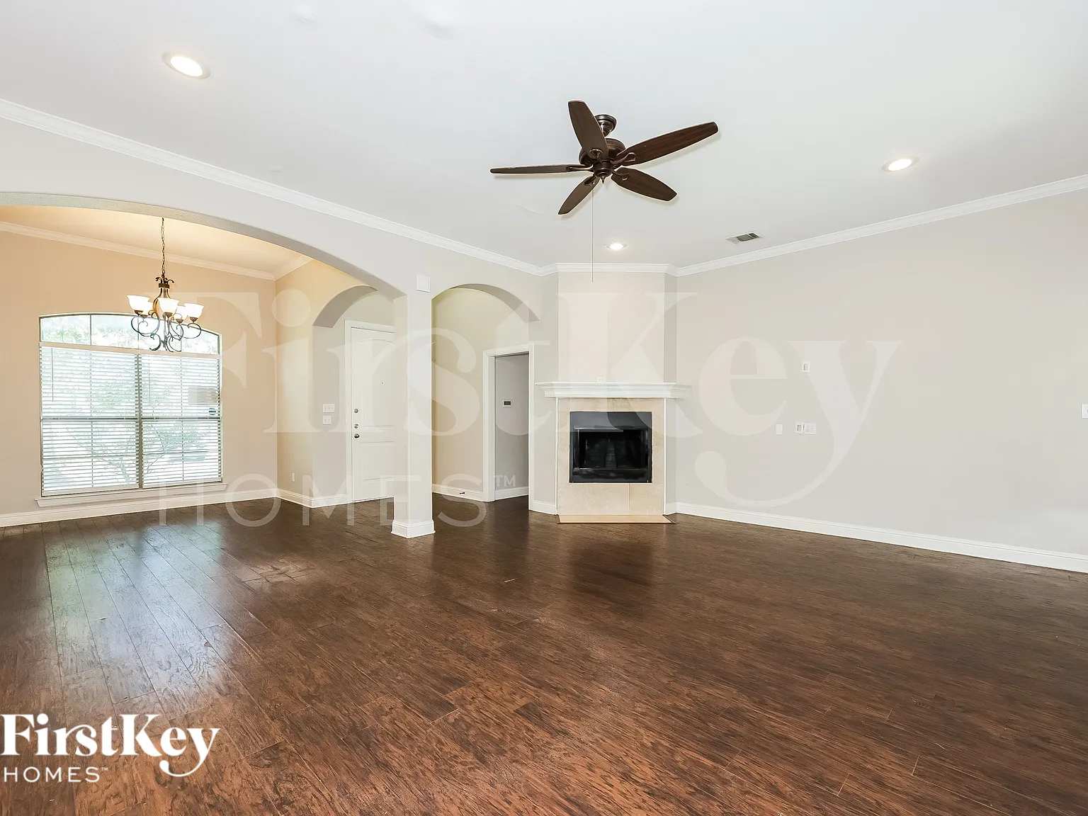 3 bed, 2.0 bath, 1841 sqft, $2,370 — Photo 2