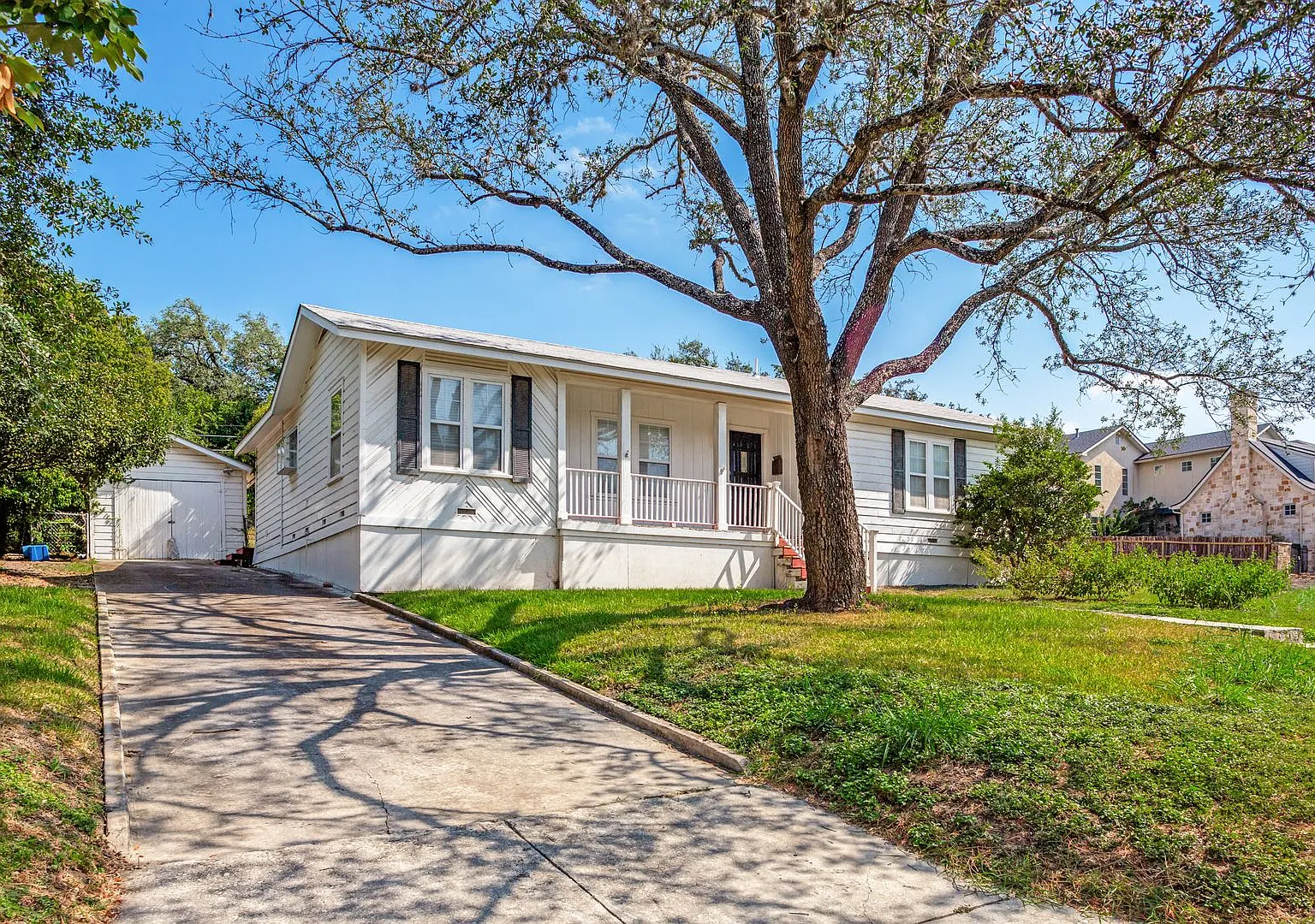 Beautiful 2-Bedroom Terrell Hills Cottage — Photo 2
