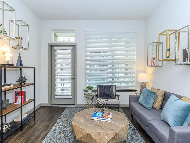 1711 Caroline — Photo 21
