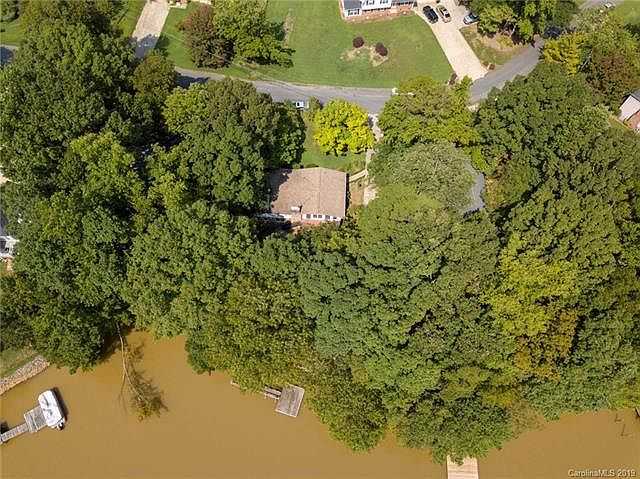 1st image of 610 Edgewater Dr