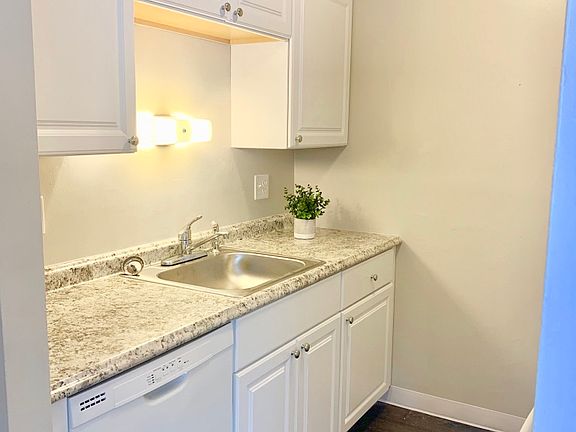 5th image of 2096 Quail Ct APT 3