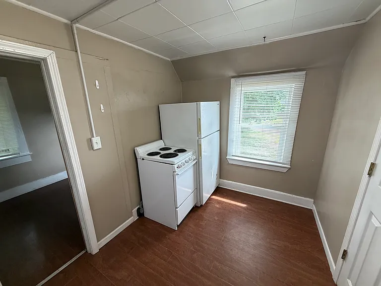 213 E High St — Photo 3