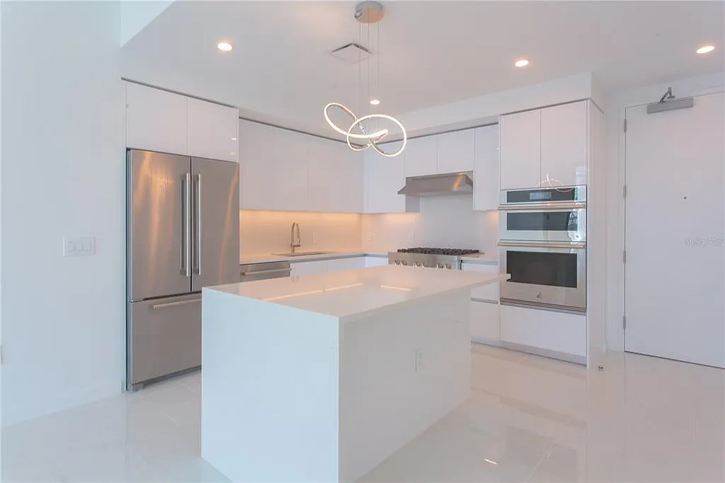 2 bed, 2.5 bath, 1277 sqft, $7,900 — Photo 3